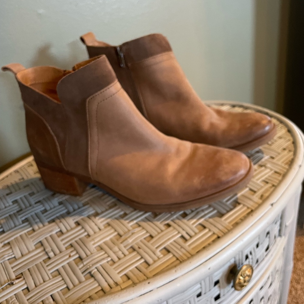 Kork-ease size 10. They are 2 toned leather. Hardly worn ankle boots